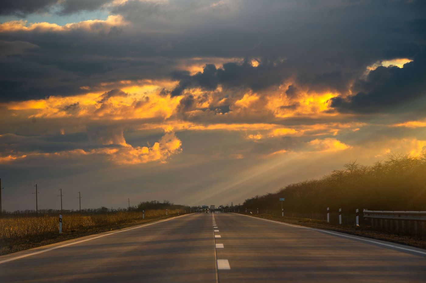 Landstraße im Abendlicht